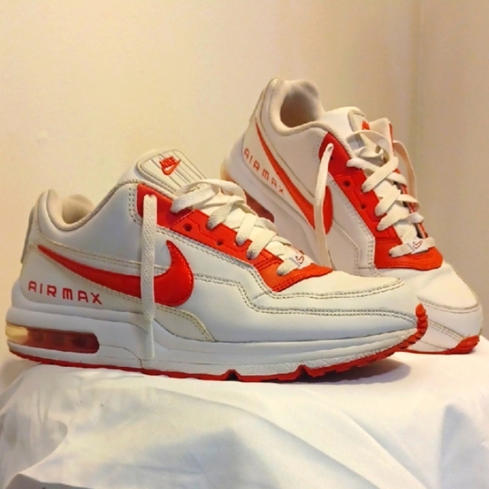 Nike 9.5 Men's White and Red Sneakers